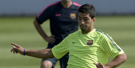 Direktur Barca Ingin Suarez Turun di Clasico Direktur Barca Ingin Suarez Turun di Clasico