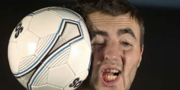 Bermaksud Kontrol Bola, Pemain Ini Malah Sakiti Wajah Sendiri Bermaksud Kontrol Bola, Pemain Ini Malah Sakiti Wajah Sendiri