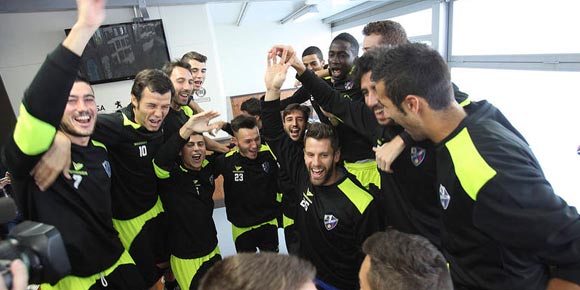 Dipertemukan Dengan Barca, Huesca Berpesta Dipertemukan Dengan Barca, Huesca Berpesta