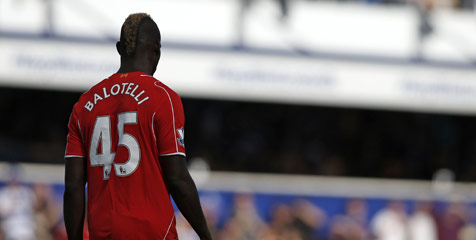 Kecewa, Fans Liverpool Ramai-Ramai Tukarkan Jersey Balotelli Kecewa, Fans Liverpool Ramai-Ramai Tukarkan Jersey Balotelli