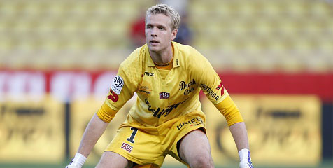 Kebobolan Tujuh Gol, Kiper Guingamp Buang Sarung Tangan Kebobolan Tujuh Gol, Kiper Guingamp Buang Sarung Tangan