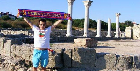 Rad, Keliling Dunia 'Bermodal' Syal Barca Rad, Keliling Dunia 'Bermodal' Syal Barca