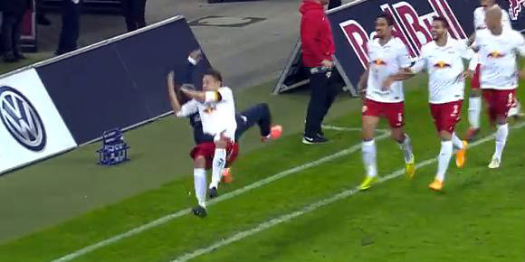 Cetak Gol, Striker Ini Langsung Banting Rekan Setimnya Cetak Gol, Striker Ini Langsung Banting Rekan Setimnya