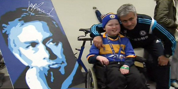 Mourinho Foto Bareng Suporter Cilik Shrewsbury Mourinho Foto Bareng Suporter Cilik Shrewsbury
