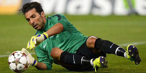 500 Caps Serie A, Buffon Kenakan Ban Kapten Spesial 500 Caps Serie A, Buffon Kenakan Ban Kapten Spesial