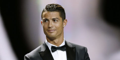 Ronaldo Menangkan 'Ballon d'Or' di Mirror Ronaldo Menangkan 'Ballon d'Or' di Mirror