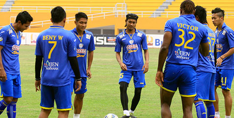 Ladeni Persib, Arema Kenakan Baju 'Everytime Is Final' Ladeni Persib, Arema Kenakan Baju 'Everytime Is Final'