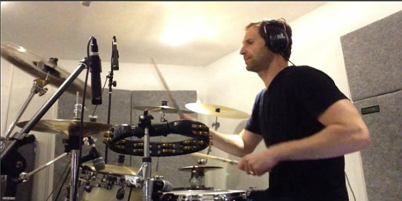Pamer Skill Bermain Drum, Cech Mainkan lagu Foo Fighters Pamer Skill Bermain Drum, Cech Mainkan lagu Foo Fighters