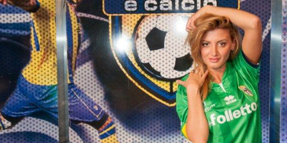 Model Seksi Pamerkan Jersey Spesial Amal Parma Model Seksi Pamerkan Jersey Spesial Amal Parma