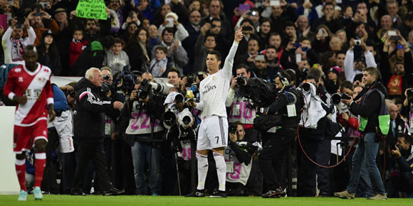 Video: Ronaldo Pamer Sepatu Emas di Santiago Bernabeu