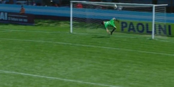 Bicycle Kick, Inikah Penyelamatan Kiper Terkeren di Dunia? Bicycle Kick, Inikah Penyelamatan Kiper Terkeren di Dunia?