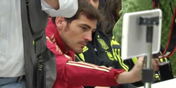 Iseng, Casillas Curi Ponsel Wartawan Iseng, Casillas Curi Ponsel Wartawan