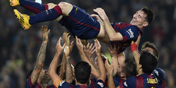 Video: Cetak Rekor, Messi Dipaksa Lewati Guard of Honour Video: Cetak Rekor, Messi Dipaksa Lewati Guard of Honour