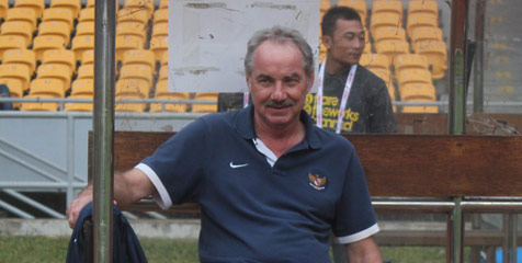Alfred Riedl Buru Kado Perpisahan Alfred Riedl Buru Kado Perpisahan