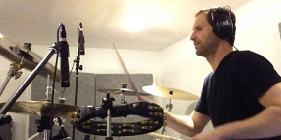 Pamer Skill Gebuk Drum, Petr Cech Kembali Bawakan Lagu Foo Fighters Pamer Skill Gebuk Drum, Petr Cech Kembali Bawakan Lagu Foo Fighters