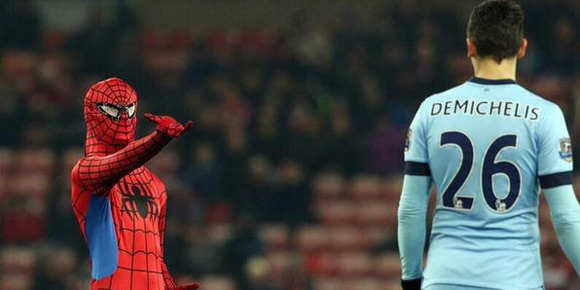 Heboh! Kemunculan Spiderman di Laga Sunderland vs Man City Heboh! Kemunculan Spiderman di Laga Sunderland vs Man City