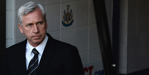 Mourinho Kritik Ballboy Newcastle, Pardew Membalas Mourinho Kritik Ballboy Newcastle, Pardew Membalas