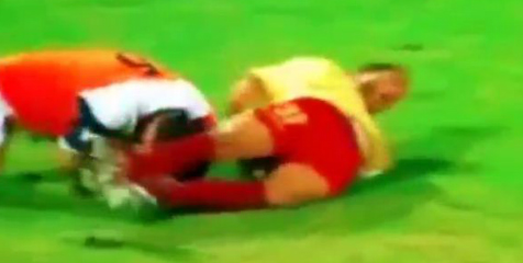 Pesepakbola Kuwait Ini Lakukan Pelanggaran Vulgar pada Lawan Pesepakbola Kuwait Ini Lakukan Pelanggaran Vulgar pada Lawan