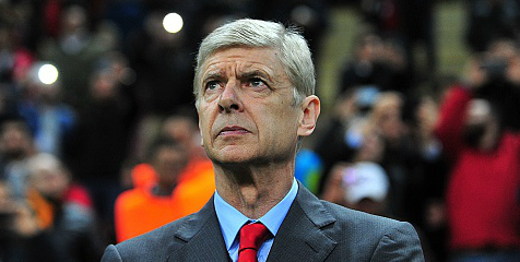 Video: Wenger Santai Hisap Rokok di Bangku Cadangan Video: Wenger Santai Hisap Rokok di Bangku Cadangan
