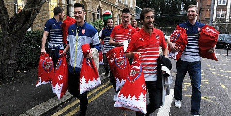 Galeri: Arsenal Bagikan Kado Natal Untuk Para Fans Ciliknya Galeri: Arsenal Bagikan Kado Natal Untuk Para Fans Ciliknya