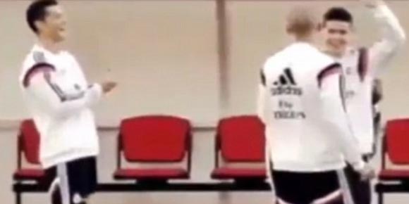 Video: Lagi, James Rodriguez di-Bully CR7 dan Pepe Video: Lagi, James Rodriguez di-Bully CR7 dan Pepe
