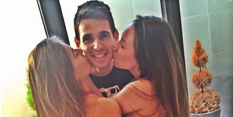 Oscar Keenakan Dicium Mesra Dua Bidadari Seksi Ini Oscar Keenakan Dicium Mesra Dua Bidadari Seksi Ini
