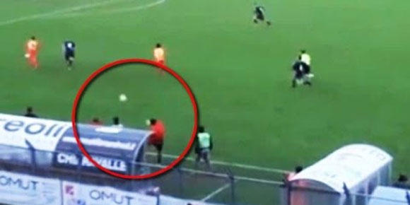 Gunakan Bola Ilegal, Pelatih Ini Coba Halangi Lawan Cetak Gol! Gunakan Bola Ilegal, Pelatih Ini Coba Halangi Lawan Cetak Gol!