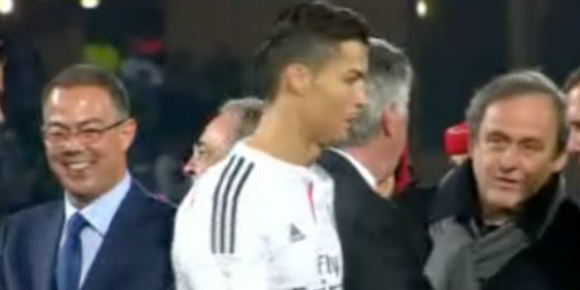 Video: Jabat Tangan Blatter, Ronaldo Tak Hiraukan Platini Video: Jabat Tangan Blatter, Ronaldo Tak Hiraukan Platini