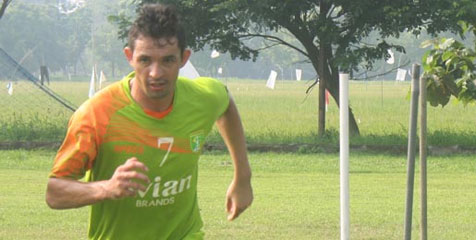 Pelatih Persebaya Belum Bisa Komentar Soal Eks Bomber MU Pelatih Persebaya Belum Bisa Komentar Soal Eks Bomber MU
