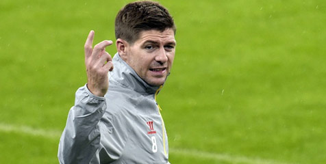 Pemain Terkuat FIFA Mohon Gerrard Bertahan di Liverpool Pemain Terkuat FIFA Mohon Gerrard Bertahan di Liverpool