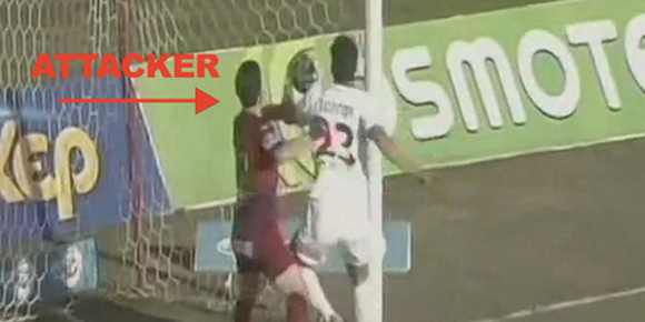 Hadapi Gawang Kosong, Striker Ini Malah Tepis Tendangannya Sendiri Dengan Tangan Hadapi Gawang Kosong, Striker Ini Malah Tepis Tendangannya Sendiri Dengan Tangan