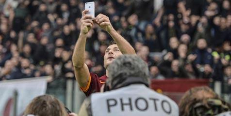 Ini Alasan Totti Pilih Selebrasi Selfie Ini Alasan Totti Pilih Selebrasi Selfie