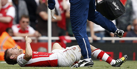 Wenger Prediksi Debuchy Absen Tiga Bulan Wenger Prediksi Debuchy Absen Tiga Bulan