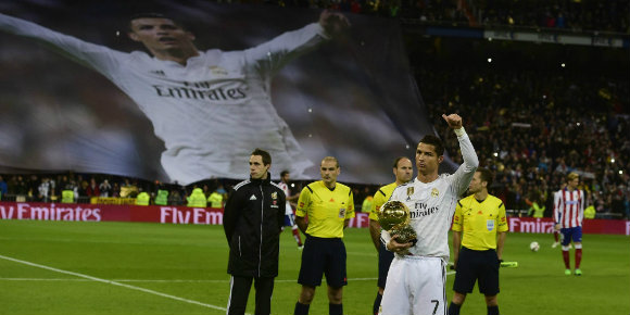Galeri: Ronaldo Pamerkan Trofi Ballon d'Or di Santiago Bernabeu Galeri: Ronaldo Pamerkan Trofi Ballon d'Or di Santiago Bernabeu