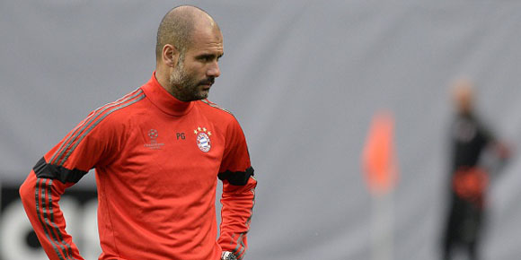 Guardiola Unjuk Skill di Sesi Latihan Bayern Guardiola Unjuk Skill di Sesi Latihan Bayern