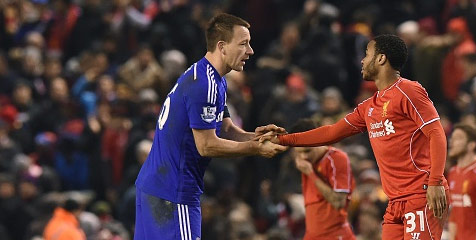 Cegah Cetak Gol, Terry Jepit Sterling Cegah Cetak Gol, Terry Jepit Sterling