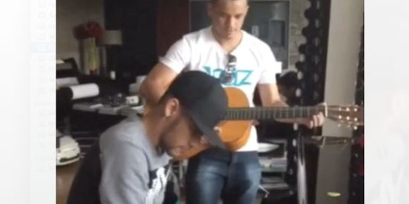Neymar Kembali Unjuk Kemampuan Main Piano Neymar Kembali Unjuk Kemampuan Main Piano