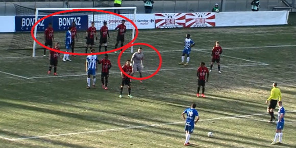 Hadang Free Kick Lawan, Klub Ini Minta Kiper Tinggalkan Gawangnya Hadang Free Kick Lawan, Klub Ini Minta Kiper Tinggalkan Gawangnya