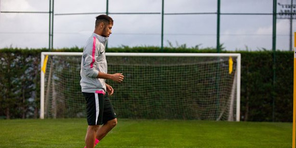 Aksi Mengkilap Neymar Gunakan Sepatu 'Berlian' Aksi Mengkilap Neymar Gunakan Sepatu 'Berlian'