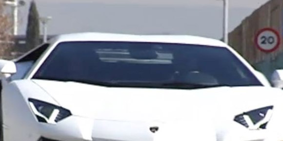 Dapat Sanksi, Ronaldo Santai Tumpangi Lamborghini Dapat Sanksi, Ronaldo Santai Tumpangi Lamborghini