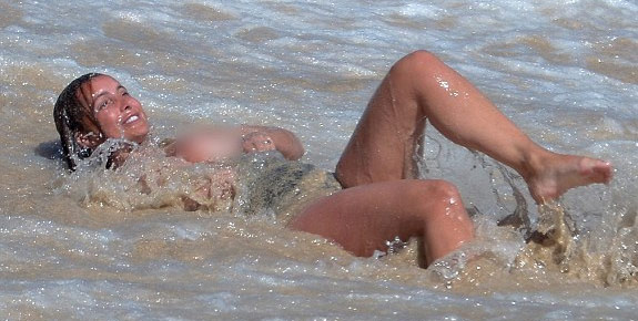 Terseret Ombak, Bikini Istri Jamie Redknapp Melorot Terseret Ombak, Bikini Istri Jamie Redknapp Melorot