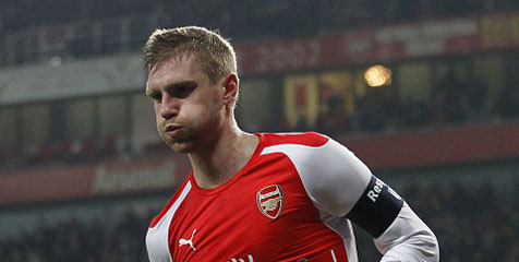 Legenda Arsenal Sebut Posisi Mertesacker Terancam Legenda Arsenal Sebut Posisi Mertesacker Terancam