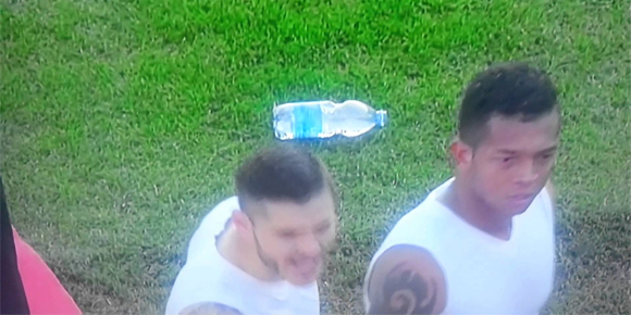 Beri Kaus pada Fans, Icardi dan Guarin Dilempar Balik dan Diejek Beri Kaus pada Fans, Icardi dan Guarin Dilempar Balik dan Diejek