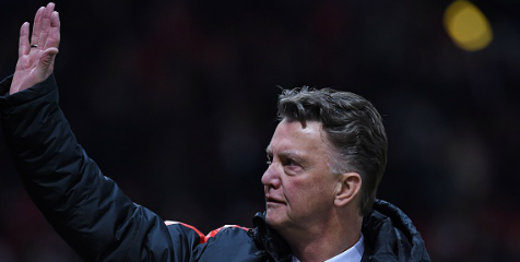 Van Gaal Tak Senang MU Sering Bawa Bola ke Belakang Van Gaal Tak Senang MU Sering Bawa Bola ke Belakang