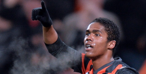 Shakhthar Donetsk Dukung Douglas Costa Pindah ke Chelsea