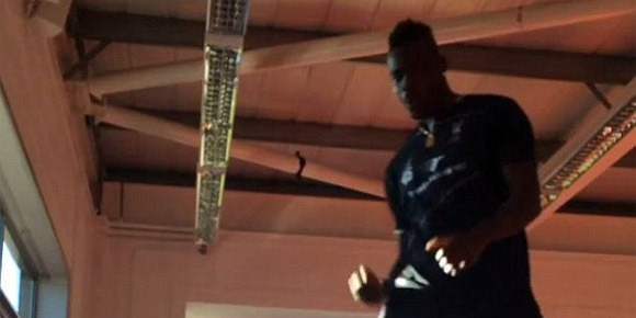 Menganggur, Balotelli Latihan Gunakan Botol Menganggur, Balotelli Latihan Gunakan Botol