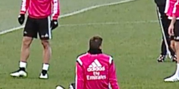 Pamer Skill Saat Latihan Sergio Ramos Malah Jatuh Terjengkang Pamer Skill Saat Latihan Sergio Ramos Malah Jatuh Terjengkang