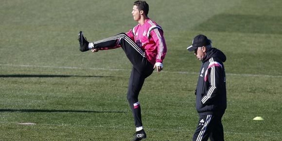 Video: Ancelotti Lagi-lagi Tiru Gerakan Ronaldo Video: Ancelotti Lagi-lagi Tiru Gerakan Ronaldo