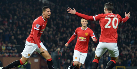 Review: Smalling 2, van Persie 1, Man United 3 Poin Review: Smalling 2, van Persie 1, Man United 3 Poin