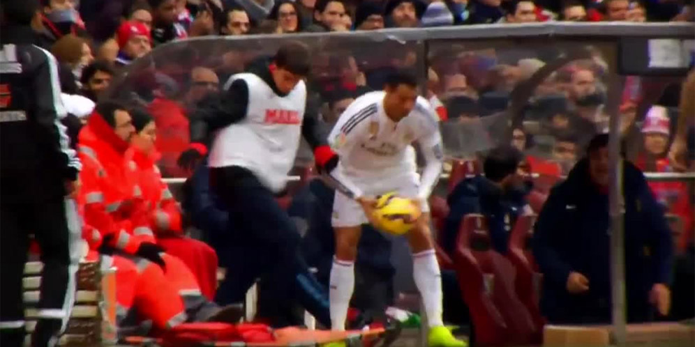 Frustrasi, Ronaldo Serang Anak Gawang Atletico di Derby Madrid Frustrasi, Ronaldo Serang Anak Gawang Atletico di Derby Madrid